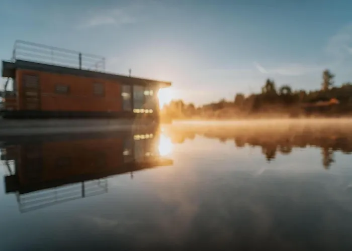 Botel Breeze Retreat In *